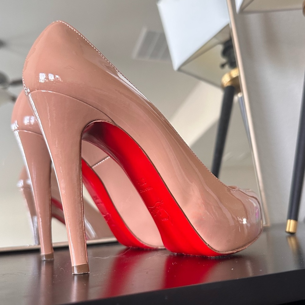Authentic CHRISTIAN LOUBOUTIN Nude Pumps